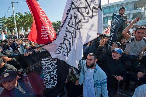 3 décembre 2011 : les salafistes brandent leurs drapeaux de Ettahrir, la tendance politique des salafistes, et crient "Tunisie, Etat Islamique" au 3ème jour du sitin de Bardo 1. Un nouvel affrontement apparait d'un côté les sitinneurs qui protestent contre les tractations politiques internes de l’Assemblée Constituante et de l'autre côté plus de deux milles militants d'Ennahdha venus soutenir le nouveau pouvoir et encadrer une centaine de salafistes aggressifs. Les affrontemants de la journée furent uniquement verbaux grâce à l'impressionant service de sécurité d'Ennahda qui sut avec la police contenir les salfistes qui la nuit venue aggressèrent les sitinneurs protégés par la police.