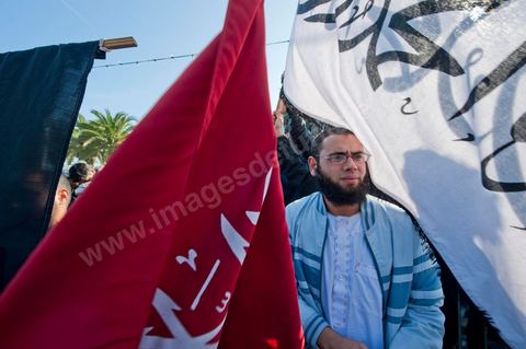 3 décembre 2011 : les salafistes brandent leurs drapeaux de Ettahrir, la tendance politique des salafistes, et crient "Tunisie, Etat Islamique" au 3ème jour du sitin de Bardo 1. Un nouvel affrontement apparait d'un côté les sitinneurs qui protestent contre les tractations politiques internes de l’Assemblée Constituante et de l'autre côté plus de deux milles militants d'Ennahdha venus soutenir le nouveau pouvoir et encadrer une centaine de salafistes aggressifs. Les affrontemants de la journée furent uniquement verbaux grâce à l'impressionant service de sécurité d'Ennahda qui sut avec la police contenir les salfistes qui la nuit venue aggressèrent les sitinneurs protégés par la police.