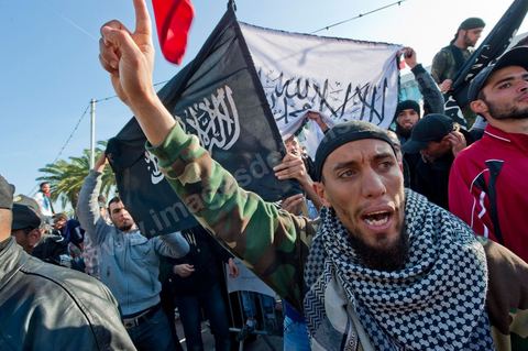 3 décembre 2011 : les salafistes brandent leurs drapeaux de Ettahrir, la tendance politique des salafistes, et crient "Tunisie, Etat Islamique" au 3ème jour du sitin de Bardo 1. Un nouvel affrontement apparait d'un côté les sitinneurs qui protestent contre les tractations politiques internes de l’Assemblée Constituante et de l'autre côté plus de deux milles militants d'Ennahdha venus soutenir le nouveau pouvoir et encadrer une centaine de salafistes aggressifs. Les affrontemants de la journée furent uniquement verbaux grâce à l'impressionant service de sécurité d'Ennahda qui sut avec la police contenir les salfistes qui la nuit venue aggressèrent les sitinneurs protégés par la police.
