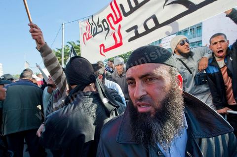 3 décembre 2011 : les salafistes brandent leurs drapeaux de Ettahrir, la tendance politique des salafistes, et crient "Tunisie, Etat Islamique" au 3ème jour du sitin de Bardo 1. Un nouvel affrontement apparait d'un côté les sitinneurs qui protestent contre les tractations politiques internes de l’Assemblée Constituante et de l'autre côté plus de deux milles militants d'Ennahdha venus soutenir le nouveau pouvoir et encadrer une centaine de salafistes aggressifs. Les affrontemants de la journée furent uniquement verbaux grâce à l'impressionant service de sécurité d'Ennahda qui sut avec la police contenir les salfistes qui la nuit venue aggressèrent les sitinneurs protégés par la police.