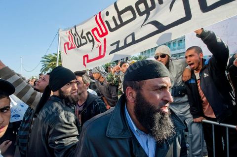 3 décembre 2011 : les salafistes brandent leurs drapeaux de Ettahrir, la tendance politique des salafistes, et crient "Tunisie, Etat Islamique" au 3ème jour du sitin de Bardo 1. Un nouvel affrontement apparait d'un côté les sitinneurs qui protestent contre les tractations politiques internes de l’Assemblée Constituante et de l'autre côté plus de deux milles militants d'Ennahdha venus soutenir le nouveau pouvoir et encadrer une centaine de salafistes aggressifs. Les affrontemants de la journée furent uniquement verbaux grâce à l'impressionant service de sécurité d'Ennahda qui sut avec la police contenir les salfistes qui la nuit venue aggressèrent les sitinneurs protégés par la police.