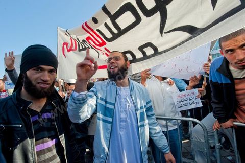 3 décembre 2011 : les salafistes brandent leurs drapeaux de Ettahrir, la tendance politique des salafistes, et crient "Tunisie, Etat Islamique" au 3ème jour du sitin de Bardo 1. Un nouvel affrontement apparait d'un côté les sitinneurs qui protestent contre les tractations politiques internes de l’Assemblée Constituante et de l'autre côté plus de deux milles militants d'Ennahdha venus soutenir le nouveau pouvoir et encadrer une centaine de salafistes aggressifs. Les affrontemants de la journée furent uniquement verbaux grâce à l'impressionant service de sécurité d'Ennahda qui sut avec la police contenir les salfistes qui la nuit venue aggressèrent les sitinneurs protégés par la police.