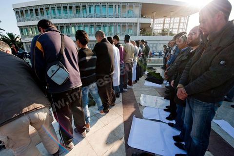 3 décembre 2011 : au 3ème jour du sitin de Bardo 1. Un nouvel affrontement apparait d'un côté les sitinneurs qui protestent contre les tractations politiques internes de l’Assemblée Constituante et de l'autre côté plus de deux milles militants d'Ennahdha venus soutenir le nouveau pouvoir et encadrer une centaine de salafistes aggressifs. Les affrontemants de la journée furent uniquement verbaux grâce à l'impressionant service de sécurité d'Ennahda qui sut avec la police contenir les salfistes qui la nuit venue aggressèrent les sitinneurs protégés par la police.
