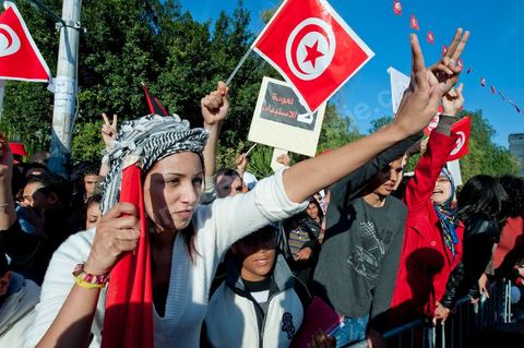 3 décembre 2011 : "Non au retour de la dictature" au 3ème jour du sitin de Bardo 1. Un nouvel affrontement apparait d'un côté les sitinneurs qui protestent contre les tractations politiques internes de l’Assemblée Constituante et de l'autre côté plus de deux milles militants d'Ennahdha venus soutenir le nouveau pouvoir et encadrer une centaine de salafistes aggressifs. Les affrontemants de la journée furent uniquement verbaux grâce à l'impressionant service de sécurité d'Ennahda qui sut avec la police contenir les salfistes qui la nuit venue aggressèrent les sitinneurs protégés par la police.