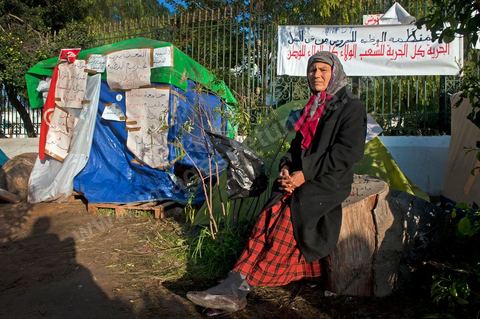 6 décembre : la jeunesse des régions minières de Gafsa au  6ème jour du sitin au Bardo et premier jour de la réunion de la constituante pour les discussions sur le réglement intérieur et la feuille de route de m'assemblée constituante. Toute la journée la place se remplira de gens venus de tous bords pour garder une pression sur l'assemblée, majoritairement les manifestants sont des démocrates avec des revendications pour protéger la marche de la démocratie, le refus de la motion de censure au 2/3, ce qu'ils obtiendront de l'assemblée dans la soirée. Mais les sitineurs sont aussi et toujours les jeunes de la région minière de Gafsa qui protestent contre le concours de la SPG et demandent de l'emploi. 