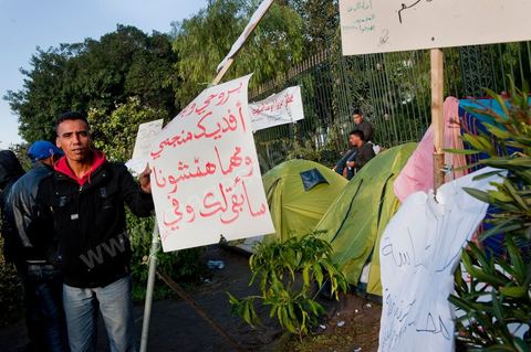 6 décembre : la jeunesse des régions minières de Gafsa au  6ème jour du sitin au Bardo et premier jour de la réunion de la constituante pour les discussions sur le réglement intérieur et la feuille de route de m'assemblée constituante. Toute la journée la place se remplira de gens venus de tous bords pour garder une pression sur l'assemblée, majoritairement les manifestants sont des démocrates avec des revendications pour protéger la marche de la démocratie, le refus de la motion de censure au 2/3, ce qu'ils obtiendront de l'assemblée dans la soirée. Mais les sitineurs sont aussi et toujours les jeunes de la région minière de Gafsa qui protestent contre le concours de la SPG et demandent de l'emploi. 