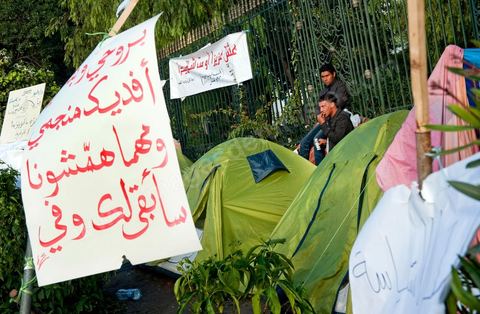 6 décembre : la jeunesse des régions minières de Gafsa au  6ème jour du sitin au Bardo et premier jour de la réunion de la constituante pour les discussions sur le réglement intérieur et la feuille de route de m'assemblée constituante. Toute la journée la place se remplira de gens venus de tous bords pour garder une pression sur l'assemblée, majoritairement les manifestants sont des démocrates avec des revendications pour protéger la marche de la démocratie, le refus de la motion de censure au 2/3, ce qu'ils obtiendront de l'assemblée dans la soirée. Mais les sitineurs sont aussi et toujours les jeunes de la région minière de Gafsa qui protestent contre le concours de la SPG et demandent de l'emploi. 