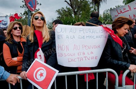 6 décembre : 6ème jour du sitin au Bardo et premier jour de la réunion de la constituante pour les discussions sur le réglement intérieur et la feuille de route de m'assemblée constituante. Toute la journée la place se remplira de gens venus de tous bords pour garder une pression sur l'assemblée, majoritairement les manifestants sont des démocrates avec des revendications pour protéger la marche de la démocratie, le refus de la motion de censure au 2/3, ce qu'ils obtiendront de l'assemblée dans la soirée. Mais les sitineurs sont aussi et toujours les jeunes de la région minière de Gafsa qui protestent contre le concours de la SPG et demandent de l'emploi. 