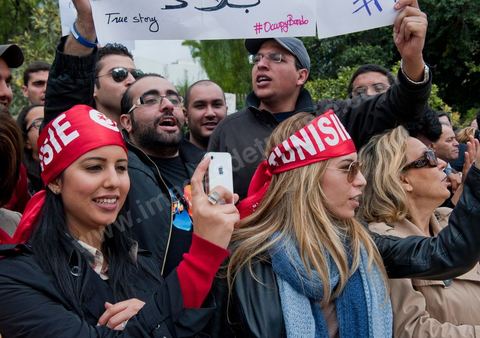 6 décembre : 6ème jour du sitin au Bardo et premier jour de la réunion de la constituante pour les discussions sur le réglement intérieur et la feuille de route de m'assemblée constituante. Toute la journée la place se remplira de gens venus de tous bords pour garder une pression sur l'assemblée, majoritairement les manifestants sont des démocrates avec des revendications pour protéger la marche de la démocratie, le refus de la motion de censure au 2/3, ce qu'ils obtiendront de l'assemblée dans la soirée. Mais les sitineurs sont aussi et toujours les jeunes de la région minière de Gafsa qui protestent contre le concours de la SPG et demandent de l'emploi. 