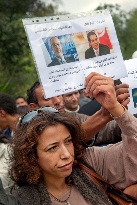 6 décembre : 6ème jour du sitin au Bardo et premier jour de la réunion de la constituante pour les discussions sur le réglement intérieur et la feuille de route de m'assemblée constituante. Toute la journée la place se remplira de gens venus de tous bords pour garder une pression sur l'assemblée, majoritairement les manifestants sont des démocrates avec des revendications pour protéger la marche de la démocratie, le refus de la motion de censure au 2/3, ce qu'ils obtiendront de l'assemblée dans la soirée. Mais les sitineurs sont aussi et toujours les jeunes de la région minière de Gafsa qui protestent contre le concours de la SPG et demandent de l'emploi. 