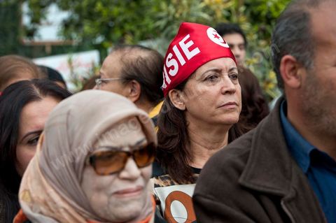 6 décembre : 6ème jour du sitin au Bardo et premier jour de la réunion de la constituante pour les discussions sur le réglement intérieur et la feuille de route de m'assemblée constituante. Toute la journée la place se remplira de gens venus de tous bords pour garder une pression sur l'assemblée, majoritairement les manifestants sont des démocrates avec des revendications pour protéger la marche de la démocratie, le refus de la motion de censure au 2/3, ce qu'ils obtiendront de l'assemblée dans la soirée. Mais les sitineurs sont aussi et toujours les jeunes de la région minière de Gafsa qui protestent contre le concours de la SPG et demandent de l'emploi. 