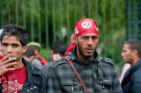 6 décembre : la jeunesse des régions minières de Gafsa au  6ème jour du sitin au Bardo et premier jour de la réunion de la constituante pour les discussions sur le réglement intérieur et la feuille de route de m'assemblée constituante. Toute la journée la place se remplira de gens venus de tous bords pour garder une pression sur l'assemblée, majoritairement les manifestants sont des démocrates avec des revendications pour protéger la marche de la démocratie, le refus de la motion de censure au 2/3, ce qu'ils obtiendront de l'assemblée dans la soirée. Mais les sitineurs sont aussi et toujours les jeunes de la région minière de Gafsa qui protestent contre le concours de la SPG et demandent de l'emploi. 