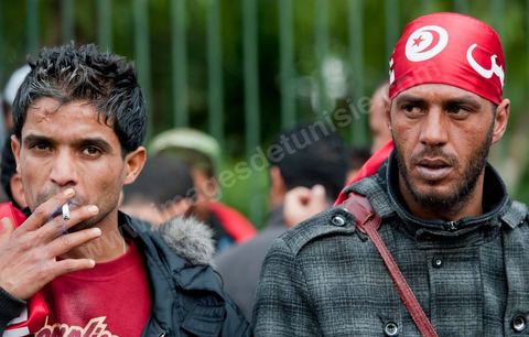 6 décembre : la jeunesse des régions minières de Gafsa au  6ème jour du sitin au Bardo et premier jour de la réunion de la constituante pour les discussions sur le réglement intérieur et la feuille de route de m'assemblée constituante. Toute la journée la place se remplira de gens venus de tous bords pour garder une pression sur l'assemblée, majoritairement les manifestants sont des démocrates avec des revendications pour protéger la marche de la démocratie, le refus de la motion de censure au 2/3, ce qu'ils obtiendront de l'assemblée dans la soirée. Mais les sitineurs sont aussi et toujours les jeunes de la région minière de Gafsa qui protestent contre le concours de la SPG et demandent de l'emploi. 