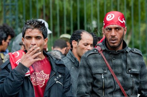 6 décembre : la jeunesse des régions minières de Gafsa au  6ème jour du sitin au Bardo et premier jour de la réunion de la constituante pour les discussions sur le réglement intérieur et la feuille de route de m'assemblée constituante. Toute la journée la place se remplira de gens venus de tous bords pour garder une pression sur l'assemblée, majoritairement les manifestants sont des démocrates avec des revendications pour protéger la marche de la démocratie, le refus de la motion de censure au 2/3, ce qu'ils obtiendront de l'assemblée dans la soirée. Mais les sitineurs sont aussi et toujours les jeunes de la région minière de Gafsa qui protestent contre le concours de la SPG et demandent de l'emploi. 
