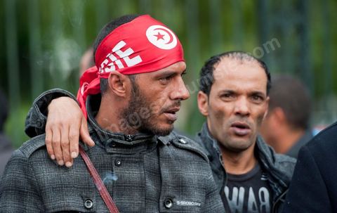 6 décembre : la jeunesse des régions minières de Gafsa au  6ème jour du sitin au Bardo et premier jour de la réunion de la constituante pour les discussions sur le réglement intérieur et la feuille de route de m'assemblée constituante. Toute la journée la place se remplira de gens venus de tous bords pour garder une pression sur l'assemblée, majoritairement les manifestants sont des démocrates avec des revendications pour protéger la marche de la démocratie, le refus de la motion de censure au 2/3, ce qu'ils obtiendront de l'assemblée dans la soirée. Mais les sitineurs sont aussi et toujours les jeunes de la région minière de Gafsa qui protestent contre le concours de la SPG et demandent de l'emploi. 