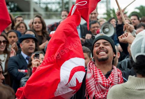 6 décembre : 6ème jour du sitin au Bardo et premier jour de la réunion de la constituante pour les discussions sur le réglement intérieur et la feuille de route de m'assemblée constituante. Toute la journée la place se remplira de gens venus de tous bords pour garder une pression sur l'assemblée, majoritairement les manifestants sont des démocrates avec des revendications pour protéger la marche de la démocratie, le refus de la motion de censure au 2/3, ce qu'ils obtiendront de l'assemblée dans la soirée. Mais les sitineurs sont aussi et toujours les jeunes de la région minière de Gafsa qui protestent contre le concours de la SPG et demandent de l'emploi. 