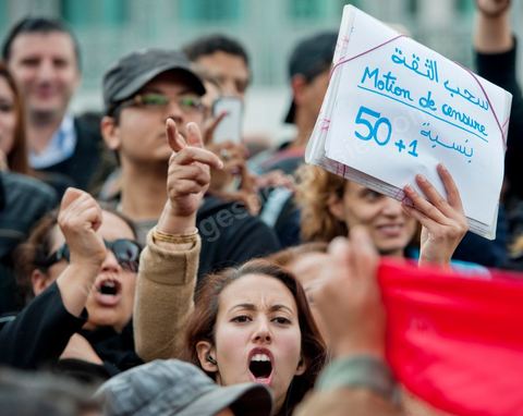 6 décembre : 6ème jour du sitin au Bardo et premier jour de la réunion de la constituante pour les discussions sur le réglement intérieur et la feuille de route de m'assemblée constituante. Toute la journée la place se remplira de gens venus de tous bords pour garder une pression sur l'assemblée, majoritairement les manifestants sont des démocrates avec des revendications pour protéger la marche de la démocratie, le refus de la motion de censure au 2/3, ce qu'ils obtiendront de l'assemblée dans la soirée. Mais les sitineurs sont aussi et toujours les jeunes de la région minière de Gafsa qui protestent contre le concours de la SPG et demandent de l'emploi. 
