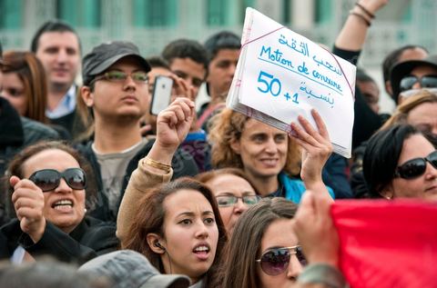 6 décembre : 6ème jour du sitin au Bardo et premier jour de la réunion de la constituante pour les discussions sur le réglement intérieur et la feuille de route de m'assemblée constituante. Toute la journée la place se remplira de gens venus de tous bords pour garder une pression sur l'assemblée, majoritairement les manifestants sont des démocrates avec des revendications pour protéger la marche de la démocratie, le refus de la motion de censure au 2/3, ce qu'ils obtiendront de l'assemblée dans la soirée. Mais les sitineurs sont aussi et toujours les jeunes de la région minière de Gafsa qui protestent contre le concours de la SPG et demandent de l'emploi. 