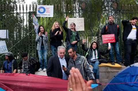 6 décembre : 6ème jour du sitin au Bardo et premier jour de la réunion de la constituante pour les discussions sur le réglement intérieur et la feuille de route de m'assemblée constituante. Toute la journée la place se remplira de gens venus de tous bords pour garder une pression sur l'assemblée, majoritairement les manifestants sont des démocrates avec des revendications pour protéger la marche de la démocratie, le refus de la motion de censure au 2/3, ce qu'ils obtiendront de l'assemblée dans la soirée. Mais les sitineurs sont aussi et toujours les jeunes de la région minière de Gafsa qui protestent contre le concours de la SPG et demandent de l'emploi. 