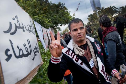 6 décembre : la jeunesse des régions minières de Gafsa au  6ème jour du sitin au Bardo et premier jour de la réunion de la constituante pour les discussions sur le réglement intérieur et la feuille de route de m'assemblée constituante. Toute la journée la place se remplira de gens venus de tous bords pour garder une pression sur l'assemblée, majoritairement les manifestants sont des démocrates avec des revendications pour protéger la marche de la démocratie, le refus de la motion de censure au 2/3, ce qu'ils obtiendront de l'assemblée dans la soirée. Mais les sitineurs sont aussi et toujours les jeunes de la région minière de Gafsa qui protestent contre le concours de la SPG et demandent de l'emploi. 