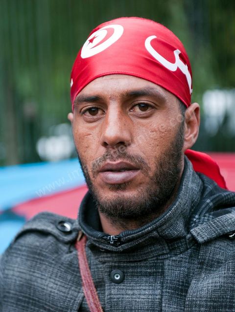 6 décembre : la jeunesse des régions minières de Gafsa au  6ème jour du sitin au Bardo et premier jour de la réunion de la constituante pour les discussions sur le réglement intérieur et la feuille de route de m'assemblée constituante. Toute la journée la place se remplira de gens venus de tous bords pour garder une pression sur l'assemblée, majoritairement les manifestants sont des démocrates avec des revendications pour protéger la marche de la démocratie, le refus de la motion de censure au 2/3, ce qu'ils obtiendront de l'assemblée dans la soirée. Mais les sitineurs sont aussi et toujours les jeunes de la région minière de Gafsa qui protestent contre le concours de la SPG et demandent de l'emploi. 