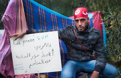 6 décembre : la jeunesse des régions minières de Gafsa au  6ème jour du sitin au Bardo et premier jour de la réunion de la constituante pour les discussions sur le réglement intérieur et la feuille de route de m'assemblée constituante. Toute la journée la place se remplira de gens venus de tous bords pour garder une pression sur l'assemblée, majoritairement les manifestants sont des démocrates avec des revendications pour protéger la marche de la démocratie, le refus de la motion de censure au 2/3, ce qu'ils obtiendront de l'assemblée dans la soirée. Mais les sitineurs sont aussi et toujours les jeunes de la région minière de Gafsa qui protestent contre le concours de la SPG et demandent de l'emploi. 