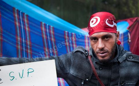6 décembre : la jeunesse des régions minières de Gafsa au  6ème jour du sitin au Bardo et premier jour de la réunion de la constituante pour les discussions sur le réglement intérieur et la feuille de route de m'assemblée constituante. Toute la journée la place se remplira de gens venus de tous bords pour garder une pression sur l'assemblée, majoritairement les manifestants sont des démocrates avec des revendications pour protéger la marche de la démocratie, le refus de la motion de censure au 2/3, ce qu'ils obtiendront de l'assemblée dans la soirée. Mais les sitineurs sont aussi et toujours les jeunes de la région minière de Gafsa qui protestent contre le concours de la SPG et demandent de l'emploi. 