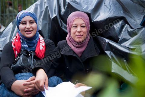 6 décembre : la jeunesse des régions minières de Gafsa au  6ème jour du sitin au Bardo et premier jour de la réunion de la constituante pour les discussions sur le réglement intérieur et la feuille de route de m'assemblée constituante. Toute la journée la place se remplira de gens venus de tous bords pour garder une pression sur l'assemblée, majoritairement les manifestants sont des démocrates avec des revendications pour protéger la marche de la démocratie, le refus de la motion de censure au 2/3, ce qu'ils obtiendront de l'assemblée dans la soirée. Mais les sitineurs sont aussi et toujours les jeunes de la région minière de Gafsa qui protestent contre le concours de la SPG et demandent de l'emploi. 