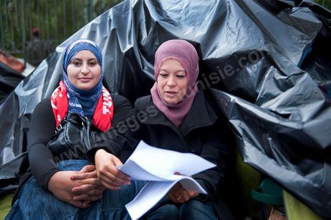 6 décembre : la jeunesse des régions minières de Gafsa au  6ème jour du sitin au Bardo et premier jour de la réunion de la constituante pour les discussions sur le réglement intérieur et la feuille de route de m'assemblée constituante. Toute la journée la place se remplira de gens venus de tous bords pour garder une pression sur l'assemblée, majoritairement les manifestants sont des démocrates avec des revendications pour protéger la marche de la démocratie, le refus de la motion de censure au 2/3, ce qu'ils obtiendront de l'assemblée dans la soirée. Mais les sitineurs sont aussi et toujours les jeunes de la région minière de Gafsa qui protestent contre le concours de la SPG et demandent de l'emploi. 