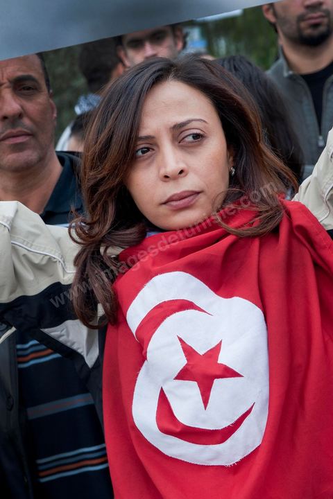 6 décembre : 6ème jour du sitin au Bardo et premier jour de la réunion de la constituante pour les discussions sur le réglement intérieur et la feuille de route de m'assemblée constituante. Toute la journée la place se remplira de gens venus de tous bords pour garder une pression sur l'assemblée, majoritairement les manifestants sont des démocrates avec des revendications pour protéger la marche de la démocratie, le refus de la motion de censure au 2/3, ce qu'ils obtiendront de l'assemblée dans la soirée. Mais les sitineurs sont aussi et toujours les jeunes de la région minière de Gafsa qui protestent contre le concours de la SPG et demandent de l'emploi. 