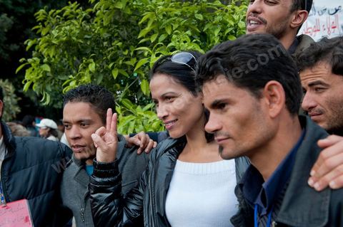 6 décembre : la jeunesse des régions minières de Gafsa au  6ème jour du sitin au Bardo et premier jour de la réunion de la constituante pour les discussions sur le réglement intérieur et la feuille de route de m'assemblée constituante. Toute la journée la place se remplira de gens venus de tous bords pour garder une pression sur l'assemblée, majoritairement les manifestants sont des démocrates avec des revendications pour protéger la marche de la démocratie, le refus de la motion de censure au 2/3, ce qu'ils obtiendront de l'assemblée dans la soirée. Mais les sitineurs sont aussi et toujours les jeunes de la région minière de Gafsa qui protestent contre le concours de la SPG et demandent de l'emploi. 