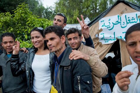 6 décembre : la jeunesse des régions minières de Gafsa au  6ème jour du sitin au Bardo et premier jour de la réunion de la constituante pour les discussions sur le réglement intérieur et la feuille de route de m'assemblée constituante. Toute la journée la place se remplira de gens venus de tous bords pour garder une pression sur l'assemblée, majoritairement les manifestants sont des démocrates avec des revendications pour protéger la marche de la démocratie, le refus de la motion de censure au 2/3, ce qu'ils obtiendront de l'assemblée dans la soirée. Mais les sitineurs sont aussi et toujours les jeunes de la région minière de Gafsa qui protestent contre le concours de la SPG et demandent de l'emploi. 