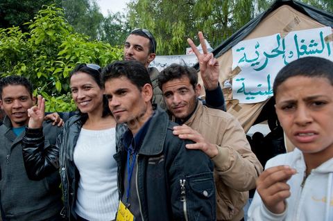 6 décembre : la jeunesse des régions minières de Gafsa au  6ème jour du sitin au Bardo et premier jour de la réunion de la constituante pour les discussions sur le réglement intérieur et la feuille de route de m'assemblée constituante. Toute la journée la place se remplira de gens venus de tous bords pour garder une pression sur l'assemblée, majoritairement les manifestants sont des démocrates avec des revendications pour protéger la marche de la démocratie, le refus de la motion de censure au 2/3, ce qu'ils obtiendront de l'assemblée dans la soirée. Mais les sitineurs sont aussi et toujours les jeunes de la région minière de Gafsa qui protestent contre le concours de la SPG et demandent de l'emploi. 