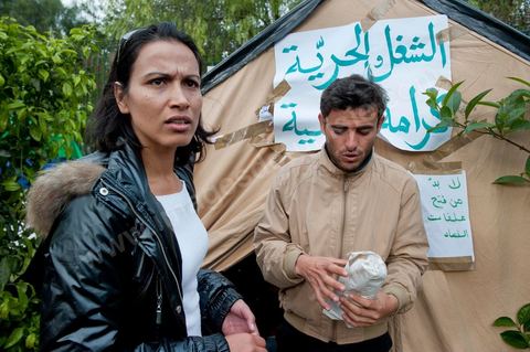6 décembre : la jeunesse des régions minières de Gafsa au  6ème jour du sitin au Bardo et premier jour de la réunion de la constituante pour les discussions sur le réglement intérieur et la feuille de route de m'assemblée constituante. Toute la journée la place se remplira de gens venus de tous bords pour garder une pression sur l'assemblée, majoritairement les manifestants sont des démocrates avec des revendications pour protéger la marche de la démocratie, le refus de la motion de censure au 2/3, ce qu'ils obtiendront de l'assemblée dans la soirée. Mais les sitineurs sont aussi et toujours les jeunes de la région minière de Gafsa qui protestent contre le concours de la SPG et demandent de l'emploi. 