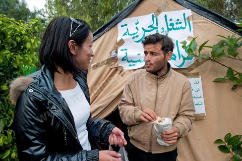 6 décembre : la jeunesse des régions minières de Gafsa au  6ème jour du sitin au Bardo et premier jour de la réunion de la constituante pour les discussions sur le réglement intérieur et la feuille de route de m'assemblée constituante. Toute la journée la place se remplira de gens venus de tous bords pour garder une pression sur l'assemblée, majoritairement les manifestants sont des démocrates avec des revendications pour protéger la marche de la démocratie, le refus de la motion de censure au 2/3, ce qu'ils obtiendront de l'assemblée dans la soirée. Mais les sitineurs sont aussi et toujours les jeunes de la région minière de Gafsa qui protestent contre le concours de la SPG et demandent de l'emploi. 