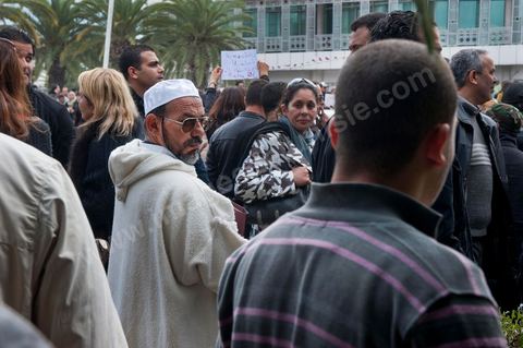 6 décembre : 6ème jour du sitin au Bardo et premier jour de la réunion de la constituante pour les discussions sur le réglement intérieur et la feuille de route de m'assemblée constituante. Toute la journée la place se remplira de gens venus de tous bords pour garder une pression sur l'assemblée, majoritairement les manifestants sont des démocrates avec des revendications pour protéger la marche de la démocratie, le refus de la motion de censure au 2/3, ce qu'ils obtiendront de l'assemblée dans la soirée. Mais les sitineurs sont aussi et toujours les jeunes de la région minière de Gafsa qui protestent contre le concours de la SPG et demandent de l'emploi. 