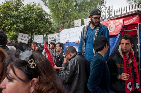 6 décembre : la jeunesse des régions minières de Gafsa au  6ème jour du sitin au Bardo et premier jour de la réunion de la constituante pour les discussions sur le réglement intérieur et la feuille de route de m'assemblée constituante. Toute la journée la place se remplira de gens venus de tous bords pour garder une pression sur l'assemblée, majoritairement les manifestants sont des démocrates avec des revendications pour protéger la marche de la démocratie, le refus de la motion de censure au 2/3, ce qu'ils obtiendront de l'assemblée dans la soirée. Mais les sitineurs sont aussi et toujours les jeunes de la région minière de Gafsa qui protestent contre le concours de la SPG et demandent de l'emploi. 