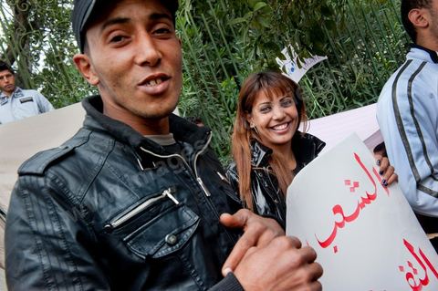 6 décembre : la jeunesse des régions minières de Gafsa au  6ème jour du sitin au Bardo et premier jour de la réunion de la constituante pour les discussions sur le réglement intérieur et la feuille de route de m'assemblée constituante. Toute la journée la place se remplira de gens venus de tous bords pour garder une pression sur l'assemblée, majoritairement les manifestants sont des démocrates avec des revendications pour protéger la marche de la démocratie, le refus de la motion de censure au 2/3, ce qu'ils obtiendront de l'assemblée dans la soirée. Mais les sitineurs sont aussi et toujours les jeunes de la région minière de Gafsa qui protestent contre le concours de la SPG et demandent de l'emploi. 