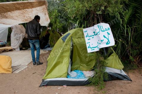 6 décembre : la jeunesse des régions minières de Gafsa au  6ème jour du sitin au Bardo et premier jour de la réunion de la constituante pour les discussions sur le réglement intérieur et la feuille de route de m'assemblée constituante. Toute la journée la place se remplira de gens venus de tous bords pour garder une pression sur l'assemblée, majoritairement les manifestants sont des démocrates avec des revendications pour protéger la marche de la démocratie, le refus de la motion de censure au 2/3, ce qu'ils obtiendront de l'assemblée dans la soirée. Mais les sitineurs sont aussi et toujours les jeunes de la région minière de Gafsa qui protestent contre le concours de la SPG et demandent de l'emploi. 