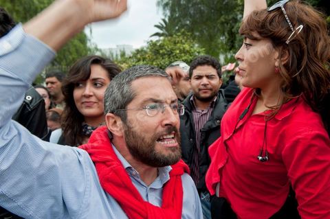 6 décembre : 6ème jour du sitin au Bardo et premier jour de la réunion de la constituante pour les discussions sur le réglement intérieur et la feuille de route de m'assemblée constituante. Toute la journée la place se remplira de gens venus de tous bords pour garder une pression sur l'assemblée, majoritairement les manifestants sont des démocrates avec des revendications pour protéger la marche de la démocratie, le refus de la motion de censure au 2/3, ce qu'ils obtiendront de l'assemblée dans la soirée. Mais les sitineurs sont aussi et toujours les jeunes de la région minière de Gafsa qui protestent contre le concours de la SPG et demandent de l'emploi. 