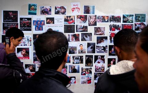 6 novembre : sur les murs de la station de tram du Bardo, en face du parlement et de ses manifestants quotidiens, un groupe de jeunes artistes taggueurs font un mur d'images et de tags en hommage aux martyrs de la révolution tunisienne. Mur d'images avec les portraits et les scènes de meurtres et d'enterrements des martyrs de la révolution, un appel à la mémoire et aux objectifs de la révolution tunisienne. L'occasion pour tout un chacun, en ce lieu de manifestation et de protestation, de se rappeler les origines, les causes et les conséquences du mouvement de protestations des gens sud ouest qui ne se limitaient pas à l'époque au simple départ de Ben Ali et de son clan, mais aussi et surtout à réduire la misère et le chômage en Tunisie.