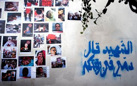 6 novembre : sur les murs de la station de tram du Bardo, en face du parlement et de ses manifestants quotidiens, un groupe de jeunes artistes taggueurs font un mur d'images et de tags en hommage aux martyrs de la révolution tunisienne. Mur d'images avec les portraits et les scènes de meurtres et d'enterrements des martyrs de la révolution, un appel à la mémoire et aux objectifs de la révolution tunisienne. L'occasion pour tout un chacun, en ce lieu de manifestation et de protestation, de se rappeler les origines, les causes et les conséquences du mouvement de protestations des gens sud ouest qui ne se limitaient pas à l'époque au simple départ de Ben Ali et de son clan, mais aussi et surtout à réduire la misère et le chômage en Tunisie.