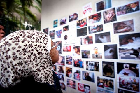 6 novembre : sur les murs de la station de tram du Bardo, en face du parlement et de ses manifestants quotidiens, un groupe de jeunes artistes taggueurs font un mur d'images et de tags en hommage aux martyrs de la révolution tunisienne. Mur d'images avec les portraits et les scènes de meurtres et d'enterrements des martyrs de la révolution, un appel à la mémoire et aux objectifs de la révolution tunisienne. L'occasion pour tout un chacun, en ce lieu de manifestation et de protestation, de se rappeler les origines, les causes et les conséquences du mouvement de protestations des gens sud ouest qui ne se limitaient pas à l'époque au simple départ de Ben Ali et de son clan, mais aussi et surtout à réduire la misère et le chômage en Tunisie.