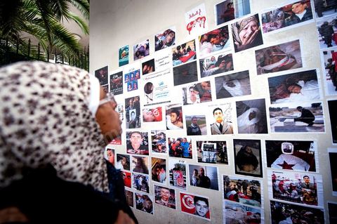 6 novembre : sur les murs de la station de tram du Bardo, en face du parlement et de ses manifestants quotidiens, un groupe de jeunes artistes taggueurs font un mur d'images et de tags en hommage aux martyrs de la révolution tunisienne. Mur d'images avec les portraits et les scènes de meurtres et d'enterrements des martyrs de la révolution, un appel à la mémoire et aux objectifs de la révolution tunisienne. L'occasion pour tout un chacun, en ce lieu de manifestation et de protestation, de se rappeler les origines, les causes et les conséquences du mouvement de protestations des gens sud ouest qui ne se limitaient pas à l'époque au simple départ de Ben Ali et de son clan, mais aussi et surtout à réduire la misère et le chômage en Tunisie.