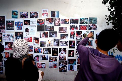 6 novembre : sur les murs de la station de tram du Bardo, en face du parlement et de ses manifestants quotidiens, un groupe de jeunes artistes taggueurs font un mur d'images et de tags en hommage aux martyrs de la révolution tunisienne. Mur d'images avec les portraits et les scènes de meurtres et d'enterrements des martyrs de la révolution, un appel à la mémoire et aux objectifs de la révolution tunisienne. L'occasion pour tout un chacun, en ce lieu de manifestation et de protestation, de se rappeler les origines, les causes et les conséquences du mouvement de protestations des gens sud ouest qui ne se limitaient pas à l'époque au simple départ de Ben Ali et de son clan, mais aussi et surtout à réduire la misère et le chômage en Tunisie.