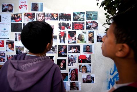 6 novembre : sur les murs de la station de tram du Bardo, en face du parlement et de ses manifestants quotidiens, un groupe de jeunes artistes taggueurs font un mur d'images et de tags en hommage aux martyrs de la révolution tunisienne. Mur d'images avec les portraits et les scènes de meurtres et d'enterrements des martyrs de la révolution, un appel à la mémoire et aux objectifs de la révolution tunisienne. L'occasion pour tout un chacun, en ce lieu de manifestation et de protestation, de se rappeler les origines, les causes et les conséquences du mouvement de protestations des gens sud ouest qui ne se limitaient pas à l'époque au simple départ de Ben Ali et de son clan, mais aussi et surtout à réduire la misère et le chômage en Tunisie.
