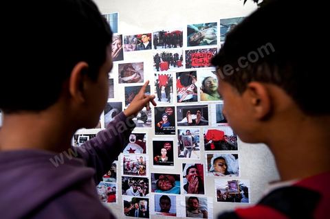 6 novembre : sur les murs de la station de tram du Bardo, en face du parlement et de ses manifestants quotidiens, un groupe de jeunes artistes taggueurs font un mur d'images et de tags en hommage aux martyrs de la révolution tunisienne. Mur d'images avec les portraits et les scènes de meurtres et d'enterrements des martyrs de la révolution, un appel à la mémoire et aux objectifs de la révolution tunisienne. L'occasion pour tout un chacun, en ce lieu de manifestation et de protestation, de se rappeler les origines, les causes et les conséquences du mouvement de protestations des gens sud ouest qui ne se limitaient pas à l'époque au simple départ de Ben Ali et de son clan, mais aussi et surtout à réduire la misère et le chômage en Tunisie.