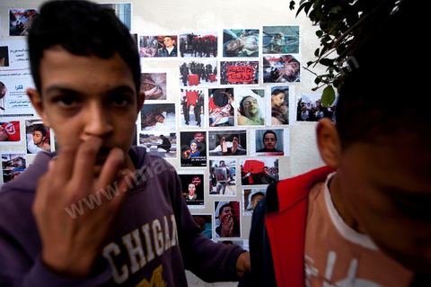 6 novembre : sur les murs de la station de tram du Bardo, en face du parlement et de ses manifestants quotidiens, un groupe de jeunes artistes taggueurs font un mur d'images et de tags en hommage aux martyrs de la révolution tunisienne. Mur d'images avec les portraits et les scènes de meurtres et d'enterrements des martyrs de la révolution, un appel à la mémoire et aux objectifs de la révolution tunisienne. L'occasion pour tout un chacun, en ce lieu de manifestation et de protestation, de se rappeler les origines, les causes et les conséquences du mouvement de protestations des gens sud ouest qui ne se limitaient pas à l'époque au simple départ de Ben Ali et de son clan, mais aussi et surtout à réduire la misère et le chômage en Tunisie.