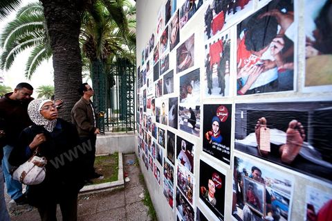 6 novembre : sur les murs de la station de tram du Bardo, en face du parlement et de ses manifestants quotidiens, un groupe de jeunes artistes taggueurs font un mur d'images et de tags en hommage aux martyrs de la révolution tunisienne. Mur d'images avec les portraits et les scènes de meurtres et d'enterrements des martyrs de la révolution, un appel à la mémoire et aux objectifs de la révolution tunisienne. L'occasion pour tout un chacun, en ce lieu de manifestation et de protestation, de se rappeler les origines, les causes et les conséquences du mouvement de protestations des gens sud ouest qui ne se limitaient pas à l'époque au simple départ de Ben Ali et de son clan, mais aussi et surtout à réduire la misère et le chômage en Tunisie.