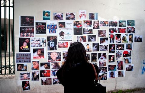6 novembre : sur les murs de la station de tram du Bardo, en face du parlement et de ses manifestants quotidiens, un groupe de jeunes artistes taggueurs font un mur d'images et de tags en hommage aux martyrs de la révolution tunisienne. Mur d'images avec les portraits et les scènes de meurtres et d'enterrements des martyrs de la révolution, un appel à la mémoire et aux objectifs de la révolution tunisienne. L'occasion pour tout un chacun, en ce lieu de manifestation et de protestation, de se rappeler les origines, les causes et les conséquences du mouvement de protestations des gens sud ouest qui ne se limitaient pas à l'époque au simple départ de Ben Ali et de son clan, mais aussi et surtout à réduire la misère et le chômage en Tunisie.